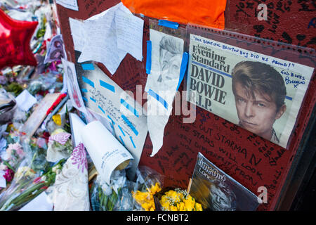 LONDON, Regno Unito - Gennaio 21st 2016: Messaggi da appassionati al David Bowie murale di Brixton, Sud Londra, il 20 gennaio 2016. Foto Stock