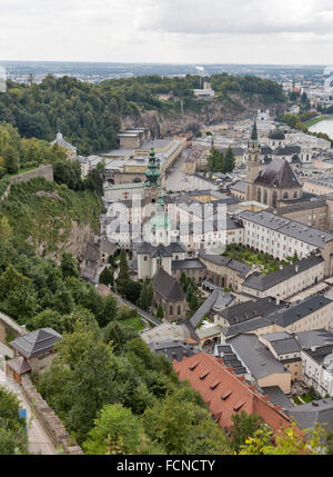 Vista aerea su Salisburgo centro storico con Fraziskanerkirche (Chiesa Francescana), di San Pietro il cimitero e il fiume Salzach, Foto Stock