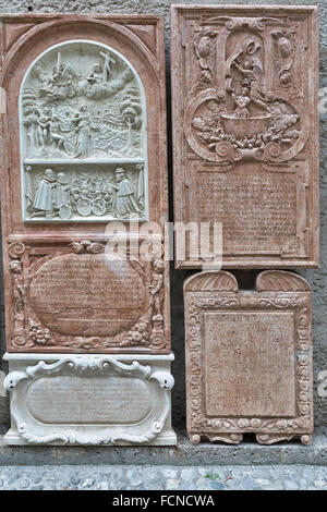 Antico bassorilievo closeup sulla parete di San Pietro Chiesa Collegiata di Salisburgo, Austria. Foto Stock