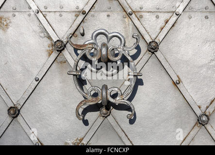 Chiesa della Santa Trinità o Dreifaltigkeitskirche closeup porta a Salisburgo, Austria Foto Stock