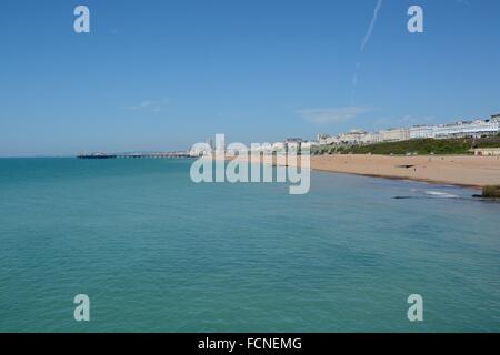 La spiaggia e il lungomare di Brighton, East Sussex, Inghilterra. Visto dalla Marina. Foto Stock