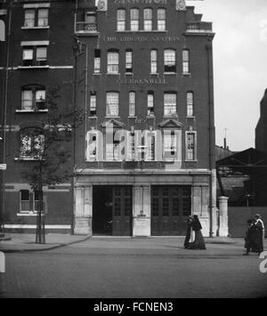 AJAXNETPHOTO.- inizio novecento (circa). Londra, Inghilterra. - La stazione dei vigili del fuoco - FACCIATA DI CLERKENWELL CASERMA DEI VIGILI DEL FUOCO NR.44 costruito nel 1896. Foto:l'AJAX VINTAGE PICTURE LIBRARY REF:AVL GBR LONDON 1896. Foto Stock