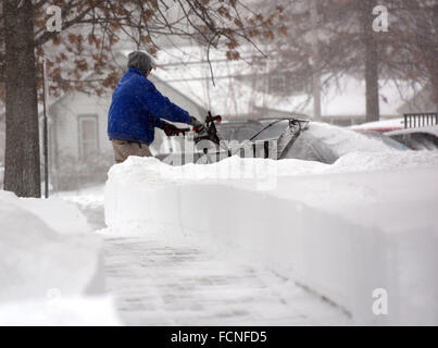 Washington, DC, Stati Uniti d'America. 23 gen 2016. Lavoratori marciapiedi chiari in Washington, DC, Stati Uniti, 23 gennaio, 2016. Oltre 43cm di neve sono stati riportati in Washington, DC il sabato mattina, come la tempesta di neve mantiene fino a mezzanotte. Credito: Yin Bogu/Xinhua/Alamy Live News Foto Stock