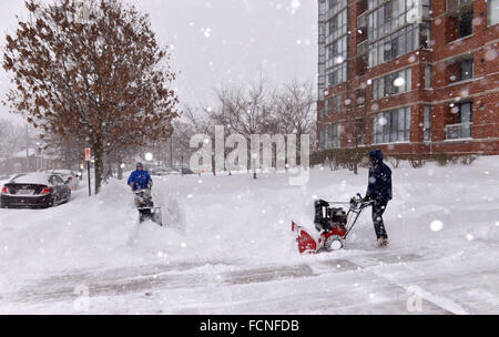 Washington, DC, Stati Uniti d'America. 23 gen 2016. Lavoratori marciapiedi chiari in Washington, DC, Stati Uniti, 23 gennaio, 2016. Oltre 43cm di neve sono stati riportati in Washington, DC il sabato mattina, come la tempesta di neve mantiene fino a mezzanotte. Credito: Yin Bogu/Xinhua/Alamy Live News Foto Stock