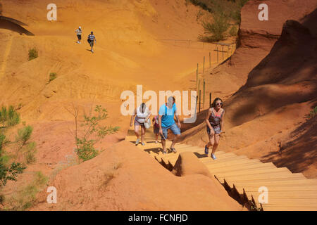 I turisti sulle scale in pietra color ocra box di Roussillon, Provenza, Francia Foto Stock