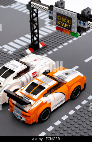 Tambov, Federazione Russa - Giugno 27, 2015 Due Lego Porsche 911 GT auto da corsa di velocità LEGO Champions stand su inizio-fine linea. Foto Stock