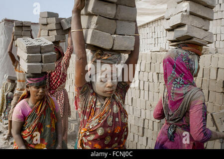 Dacca, Dhaka, Bangladesh. Decimo Dec, 2015. 18 gennaio 2016, Dhaka Bangladesh """ Le donne sono in una mattonaia ricoperti di polvere densa. In questo mattonaia bruciare il carbone provoca enorme produzione di Carbon-Di-ossido (CO2), il gas che è principalmente responsabile per il cambiamento climatico. Accanto a questa condizione di lavoro è talmente impolverata che uno non può respirare correttamente senza maschera. Circa 11.000 brickfields sono stabiliti in tutto il Bangladesh per soddisfare la crescente domanda di costruzione di opere di urbanizzazione come aumenta rapidamente nel paese. © K M Asad/ZUMA filo/Alamy Live News Foto Stock