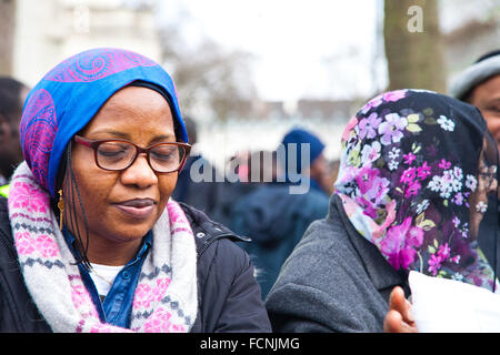 Londra, Regno Unito. 23 gennaio, 2016. Centinaia di sudanesi di tutto il Regno Unito hanno marciato a Londra e ha tenuto una manifestazione al di fuori di Downing Street a Londra per chiedere il governo sudanese di porre fine al conflitto nel Darfur, Sudan. La protesta è stata organizzata dal Darfur Unione UK Credit: Dinendra Haria/Alamy Live News Foto Stock