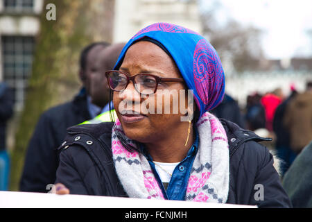 Londra, Regno Unito. 23 gennaio, 2016. Centinaia di sudanesi di tutto il Regno Unito hanno marciato a Londra e ha tenuto una manifestazione al di fuori di Downing Street a Londra per chiedere il governo sudanese di porre fine al conflitto nel Darfur, Sudan. La protesta è stata organizzata dal Darfur Unione UK Credit: Dinendra Haria/Alamy Live News Foto Stock