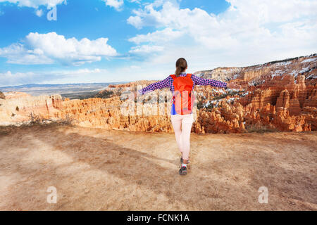 Giovane donna felice di vedere il Bryce Canyon Foto Stock