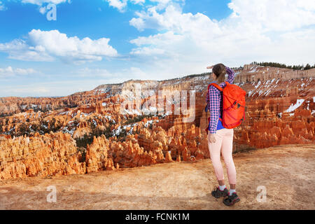 Escursionista giovane donna in Bryce Canyon Foto Stock