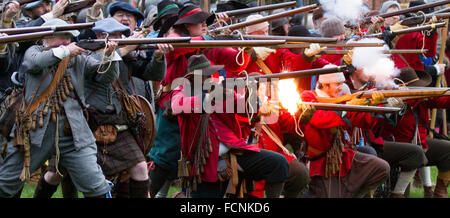 Sparare con una polvere nera a Nantwich, Cheshire, Regno Unito. 23 gennaio 2016. Assedio di Nantwich battaglia re-enactment. Da oltre 40 anni le truppe fedeli dei membri della società del Knot sigillato si sono riunite nella città storica per una spettacolare rievocazione della sanguinosa battaglia che si è svolta quasi 400 anni fa e ha segnato la fine del lungo e doloroso assedio della città. Roundheads, cavalieri e altri intrattenitori storici si sono incontrati nel centro della città per rievocare la battaglia. L'assedio nel gennaio 1644 fu uno dei conflitti chiave della guerra civile inglese. Foto Stock