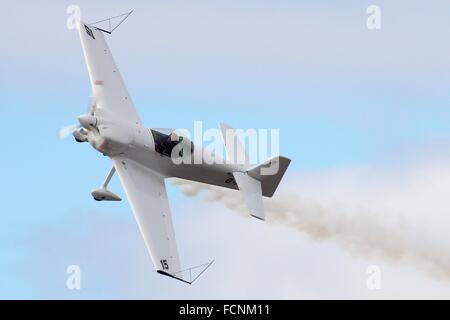 G-IITC, un privato Mudry CAP-232 velivolo acrobatico, visualizzando su Ayr durante l'Airshow scozzese nel 2014. Foto Stock