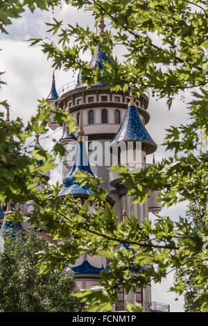 Castello delle Favole dietro gli alberi in un pubblico parco culturale, Eskisehir Foto Stock