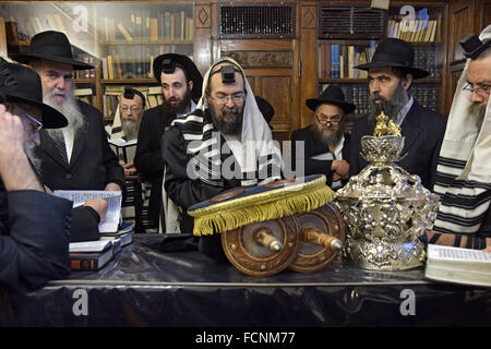 Una religiosa ebraica uomo di recitare il Qaddish sul giorno del suo figlio bar mitzvà in Crown Heights, Brooklyn, New York Foto Stock