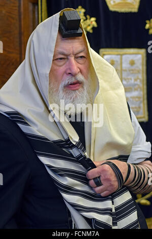 Prominente Lubavitch Rabbi Yehuda Krinsky al mattino servizi in Crown Heights, Brooklyn, New York Foto Stock