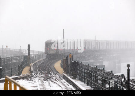 New York, Stati Uniti d'America. 23 gen 2016. Una elevata linea di lavaggio treno parte il Queensboro Plaza dalla stazione di New York durante la tempesta di neve Jonas su Sabato, 23 gennaio 2016. A causa di condizioni di blizzard avvicinando la MTA ha annunciato che sarà la sospensione di tutte al di sopra del suolo alla metropolitana come servizio di 4:00. Credito: Richard Levine/Alamy Live News Foto Stock