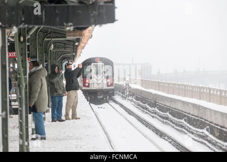 New York, Stati Uniti d'America. 23 gen 2016. Una elevata linea di lavaggio treno parte il Queensboro Plaza dalla stazione di New York durante la tempesta di neve Jonas su Sabato, 23 gennaio 2016. A causa di condizioni di blizzard avvicinando la MTA ha annunciato che sarà la sospensione di tutte al di sopra del suolo alla metropolitana come servizio di 4:00. Credito: Richard Levine/Alamy Live News Foto Stock