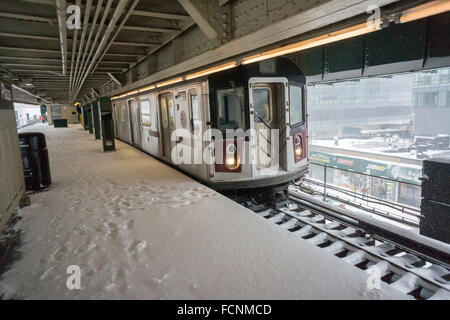 New York, Stati Uniti d'America. 23 gen 2016. Una elevata linea di lavaggio treno parte il Queensboro Plaza dalla stazione di New York durante la tempesta di neve Jonas su Sabato, 23 gennaio 2016. A causa di condizioni di blizzard avvicinando la MTA ha annunciato che sarà la sospensione di tutte al di sopra del suolo alla metropolitana come servizio di 4:00. Credito: Richard Levine/Alamy Live News Foto Stock