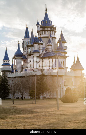 Castello delle Favole con lens flare in pubblico parco culturale, Eskisehir Foto Stock