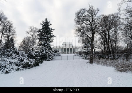 Pałac Belwederski (Belweder Palace) (fronte orientale) in inverno, Varsavia, Polonia Foto Stock