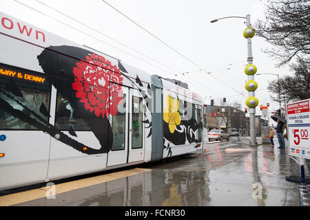 Seattle, Stati Uniti d'America. 23 gen 2016. Tram ancorato in Broadway & Denny stazione durante il Settle tram prima collina linea eseguire inaugurale il 23 gennaio 2016. La prima collina tram è a 4 chilometro-lungo la linea che collega la Pioneer Square e Capitol Hill attraverso il Quartiere Internazionale, Yesler terrazza, e prima collina. È la seconda linea attuata dopo il South Lake Union Streetcar inaugurato nel 2007. Credito: Paolo Gordon/Alamy Live News Foto Stock