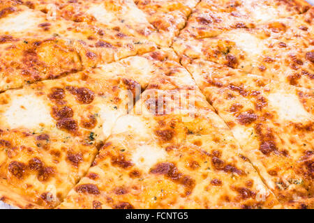 Pizza quattro formaggi fino vicino fotografato Foto Stock