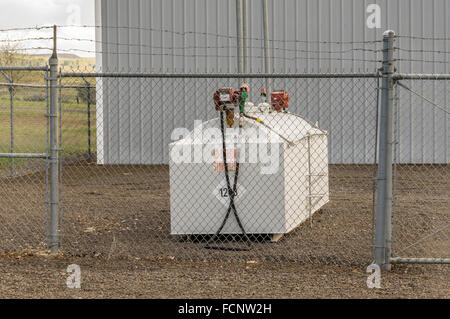 Il serbatoio del combustibile e la pompa contenute in un involucro di protezione. Antelop, Oregon, Stati Uniti d'America Foto Stock