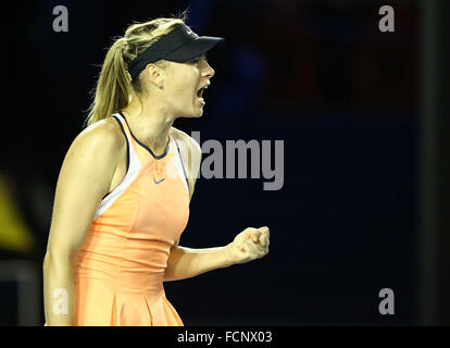 Melbourne, Australia. 24 gen 2016. In Russia la Maria Sharapova reagisce durante il quarto round match di singolare femminile contro la Svizzera Belinda Bencic presso l'Australian Open di Tennis campionati di Melbourne, Australia, Gennaio 24, 2016. © Bi Mingming/Xinhua/Alamy Live News Foto Stock