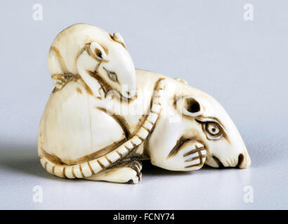 Avorio antico netsuke giapponese realizzata nei primi del 1800. Foto Stock