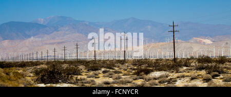 Pali del telefono e parchi eolici vicino a Palm Springs Foto Stock