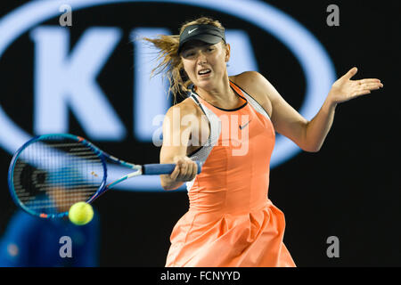 Melbourne, Australia. 24 gen 2016. Maria Sharapova della Federazione russa in azione in un quarto round match contro Belinda Bencic della Svizzera al settimo giorno del 2016 Australian Open Grand Slam torneo di tennis a Melbourne Park a Melbourne, Australia. Maria Sharapova ha vinto 75 75. Sydney bassa/Cal Sport Media/Alamy Live News Foto Stock