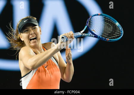 Melbourne, Australia. 24 gen 2016. Maria Sharapova della Federazione russa in azione in un quarto round match contro Belinda Bencic della Svizzera al settimo giorno del 2016 Australian Open Grand Slam torneo di tennis a Melbourne Park a Melbourne, Australia. Maria Sharapova ha vinto 75 75. Sydney bassa/Cal Sport Media/Alamy Live News Foto Stock