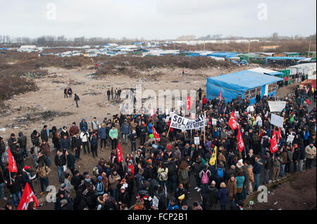 Calais, Francia. 23 gen 2016. Una panoramica di inizio dei rifugiati benvenuti marzo in solidarietà con e per i profughi residenti nel campo di rifugiati nella giungla di Calais. © Frederik Sadones/Pacific Press/Alamy Live News Foto Stock