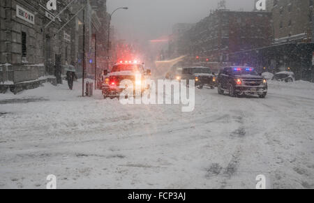 Manhattan, New York, Stati Uniti d'America. 23 gennaio, 2016. Questa è la prima tempesta di neve di quest'anno. Governatore Andrew M. Cuomo ha annunciato un divieto di viaggio per tutti gli enti locali e le strade statali nella città di New York e alle principali autostrade di Long Island, efficace a 2:30 p.m. Jan, 23. In foto: solo igiene, forze di polizia e dei veicoli di emergenza presso le strade di Manhattan. Credito: Alex Potemkin/Alamy Live News Foto Stock