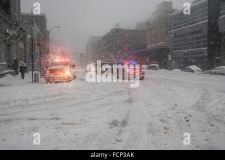 Manhattan, New York, Stati Uniti d'America. 23 gennaio, 2016. Questa è la prima tempesta di neve di quest'anno. Governatore Andrew M. Cuomo ha annunciato un divieto di viaggio per tutti gli enti locali e le strade statali nella città di New York e alle principali autostrade di Long Island, efficace a 2:30 p.m. Jan, 23. In foto: solo igiene, forze di polizia e dei veicoli di emergenza presso le strade di Manhattan. Credito: Alex Potemkin/Alamy Live News Foto Stock