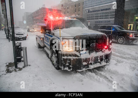 Manhattan, New York, Stati Uniti d'America. 23 gennaio, 2016. Questa è la prima tempesta di neve di quest'anno. Governatore Andrew M. Cuomo ha annunciato un divieto di viaggio per tutti gli enti locali e le strade statali nella città di New York e alle principali autostrade di Long Island, efficace a 2:30 p.m. Jan, 23. In foto: solo igiene, forze di polizia e dei veicoli di emergenza presso le strade di Manhattan. Credito: Alex Potemkin/Alamy Live News Foto Stock