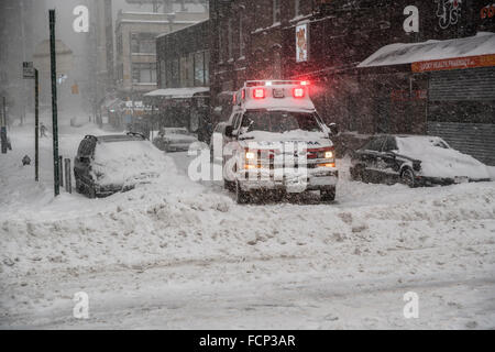 Manhattan, New York, Stati Uniti d'America. 23 gennaio, 2016. Questa è la prima tempesta di neve di quest'anno. Governatore Andrew M. Cuomo ha annunciato un divieto di viaggio per tutti gli enti locali e le strade statali nella città di New York e alle principali autostrade di Long Island, efficace a 2:30 p.m. Jan, 23. In foto: solo igiene, forze di polizia e dei veicoli di emergenza presso le strade di Manhattan. Credito: Alex Potemkin/Alamy Live News Foto Stock