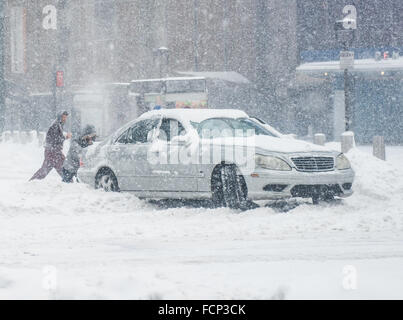 New York, Stati Uniti d'America. 23 gen 2016. Vettura bloccato nella neve in Midtown Manhattan, a New York City durante il blizzard storm Jonas. Il 23 gennaio 2016. Credito: Brigette Supernova / Messa a fuoco esterna foto/Alamy Live News Foto Stock