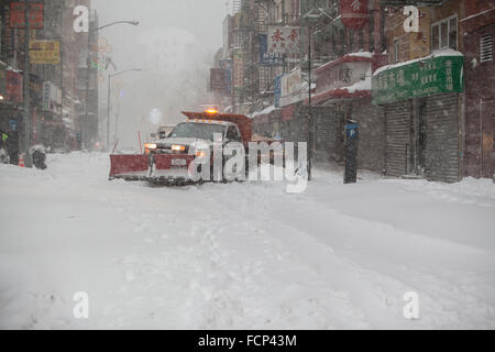 Manhattan, New York, Stati Uniti d'America. 23 gennaio, 2016. Questa è la prima tempesta di neve di quest'anno. Governatore Andrew M. Cuomo ha annunciato un divieto di viaggio per tutti gli enti locali e le strade statali nella città di New York e alle principali autostrade di Long Island, efficace a 2:30 p.m. Jan, 23. In foto: solo igiene, forze di polizia e dei veicoli di emergenza presso le strade di Manhattan. Credito: Alex Potemkin/Alamy Live News Foto Stock