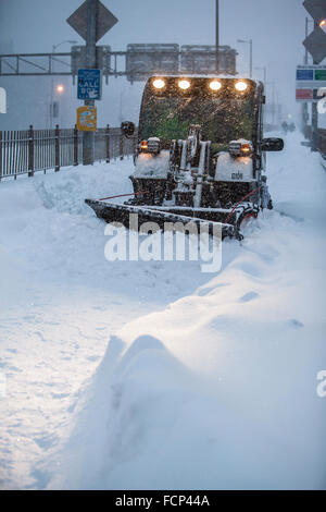 Manhattan, New York, Stati Uniti d'America. 23 gennaio, 2016. Questa è la prima tempesta di neve di quest'anno. Governatore Andrew M. Cuomo ha annunciato un divieto di viaggio per tutti gli enti locali e le strade statali nella città di New York e alle principali autostrade di Long Island, efficace a 2:30 p.m. Jan, 23. In foto: solo igiene, forze di polizia e dei veicoli di emergenza presso le strade di Manhattan. Credito: Alex Potemkin/Alamy Live News Foto Stock