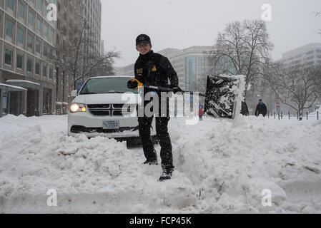 Washington, Stati Uniti. 23 gen 2016. L'uomo spalare la neve durante la tempesta di neve a Washington, DC. Washington, DC residenti a far fronte con la tempesta di neve Jonas. Tempesta di neve Jonas, un potente né'Pasqua, ha colpito gli Stati Uniti Capitol, portando la nevicata, venti alti e infido condizioni. © Albin Lohr-Jones/Pacific Press/Alamy Live News Foto Stock