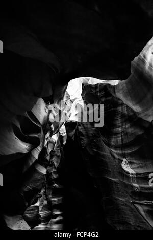 Visualizzazione Bianco e nero della parte superiore di Antelope Canyon nella Navajo Arizona USA 4 Foto Stock