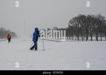 Washington, Stati Uniti. 23 gen 2016. Gli uomini spalare la neve durante la tempesta di neve a Washington, DC. Washington, DC residenti a far fronte con la tempesta di neve Jonas. Tempesta di neve Jonas, un potente né'Pasqua, ha colpito gli Stati Uniti Capitol, portando la nevicata, venti alti e infido condizioni. © Albin Lohr-Jones/Pacific Press/Alamy Live News Foto Stock