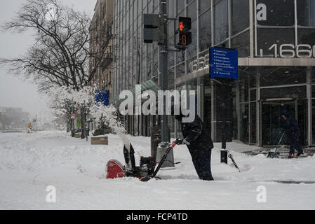 Washington, Stati Uniti. 23 gen 2016. L'uomo spalare la neve durante la tempesta di neve a Washington, DC. Washington, DC residenti a far fronte con la tempesta di neve Jonas. Tempesta di neve Jonas, un potente né'Pasqua, ha colpito gli Stati Uniti Capitol, portando la nevicata, venti alti e infido condizioni. © Albin Lohr-Jones/Pacific Press/Alamy Live News Foto Stock