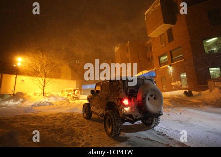 La Staten Island, NY, STATI UNITI D'AMERICA. 23 gen 2016. Molti empi Jeep driver attendere al di fuori di Staten Island University Hospital a prelevare il personale medico scendere di loro turni durante la tempesta di neve Jonas. Durante la Blizzard, cinque empi Jeep driver volontariamente il loro tempo per prelevare la Staten Island residenti e li navetta in modo sicuro per la loro destinazione. Nel tardo pomeriggio autobus della città ha cessato di eseguire sull'isola, e a New York City divieto di viaggio è stato successivamente esecutiva dal NYPD. Questa mancanza di elica di trasporto molti residenti di Staten Island che aveva preso il traghetto home, o necessari per arrivare a Manhattan v Foto Stock