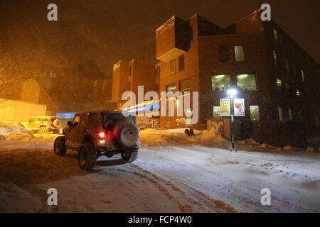 La Staten Island, NY, STATI UNITI D'AMERICA. 23 gen 2016. Molti empi Jeep driver attendere al di fuori di Staten Island University Hospital a prelevare il personale medico scendere di loro turni durante la tempesta di neve Jonas. Durante la Blizzard, cinque empi Jeep driver volontariamente il loro tempo per prelevare la Staten Island residenti e li navetta in modo sicuro per la loro destinazione. Nel tardo pomeriggio autobus della città ha cessato di eseguire sull'isola, e a New York City divieto di viaggio è stato successivamente esecutiva dal NYPD. Questa mancanza di elica di trasporto molti residenti di Staten Island che aveva preso il traghetto home, o necessari per arrivare a Manhattan v Foto Stock