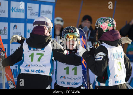 Val Saint-Cme, Quebec, Canada. 23 gen 2016. Le tre sorelle Maxime Dufour-Lapointe (17), Justine Dufour-Lapointe (11) e Chloe Dufour-Lapointe del Canada (3) spazzare il podio rendendo la storia per il freestyle di Coppa del Mondo di sci a gobbe Val Saint-Cme, Quebec, Canada. Daniel Lea/CSM/Alamy Live News Foto Stock