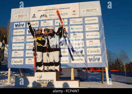 Val Saint-Cme, Quebec, Canada. 23 gen 2016. Le tre sorelle Maxime Dufour-Lapointe (17), Justine Dufour-Lapointe (11) e Chloe Dufour-Lapointe del Canada (3) spazzare il podio rendendo la storia per il freestyle di Coppa del Mondo di sci a gobbe Val Saint-Cme, Quebec, Canada. Daniel Lea/CSM/Alamy Live News Foto Stock