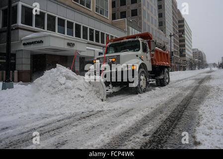 Washington, Stati Uniti. 23 gen 2016. Una via spalare la neve durante la tempesta in Washington, DC. Washington, DC residenti a far fronte con la tempesta di neve Jonas. Tempesta di neve Jonas, un potente né'Pasqua, ha colpito gli Stati Uniti Capitol, portando la nevicata, venti alti e infido condizioni. © Albin Lohr-Jones/Pacific Press/Alamy Live News Foto Stock